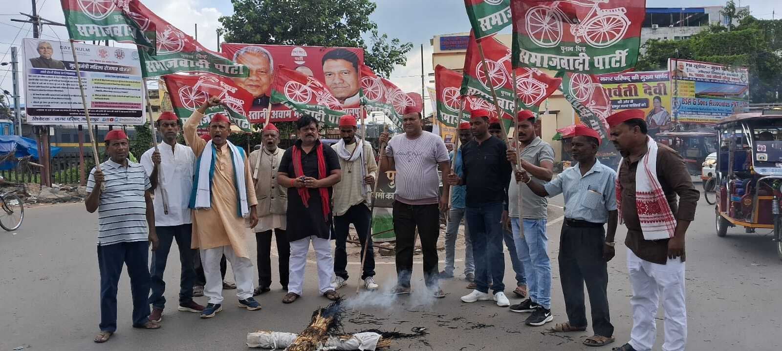 अनियमित विद्युत आपूर्ति को लेकर सपा ने फूंका मुख्यमंत्री का पुतला