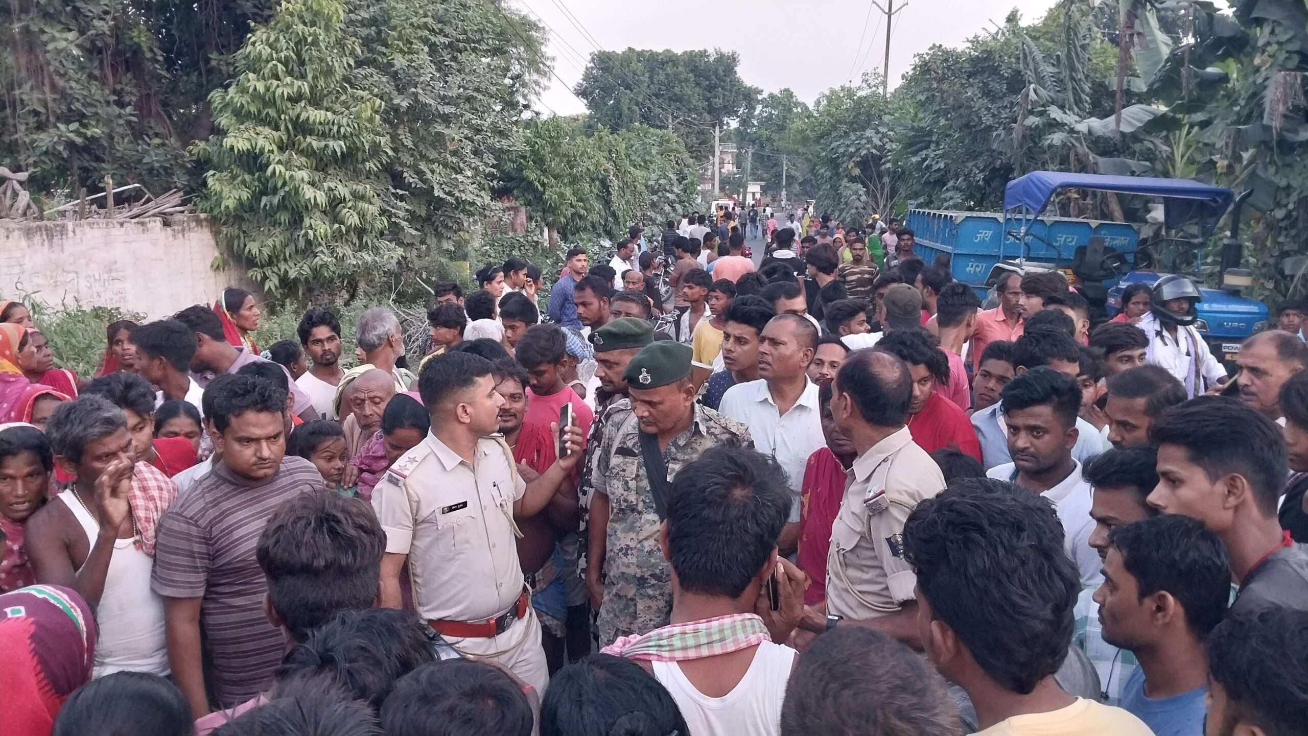 hajipur news. ट्रक की धक्के से महिला की मौत, बेटी की हालत गंभीर