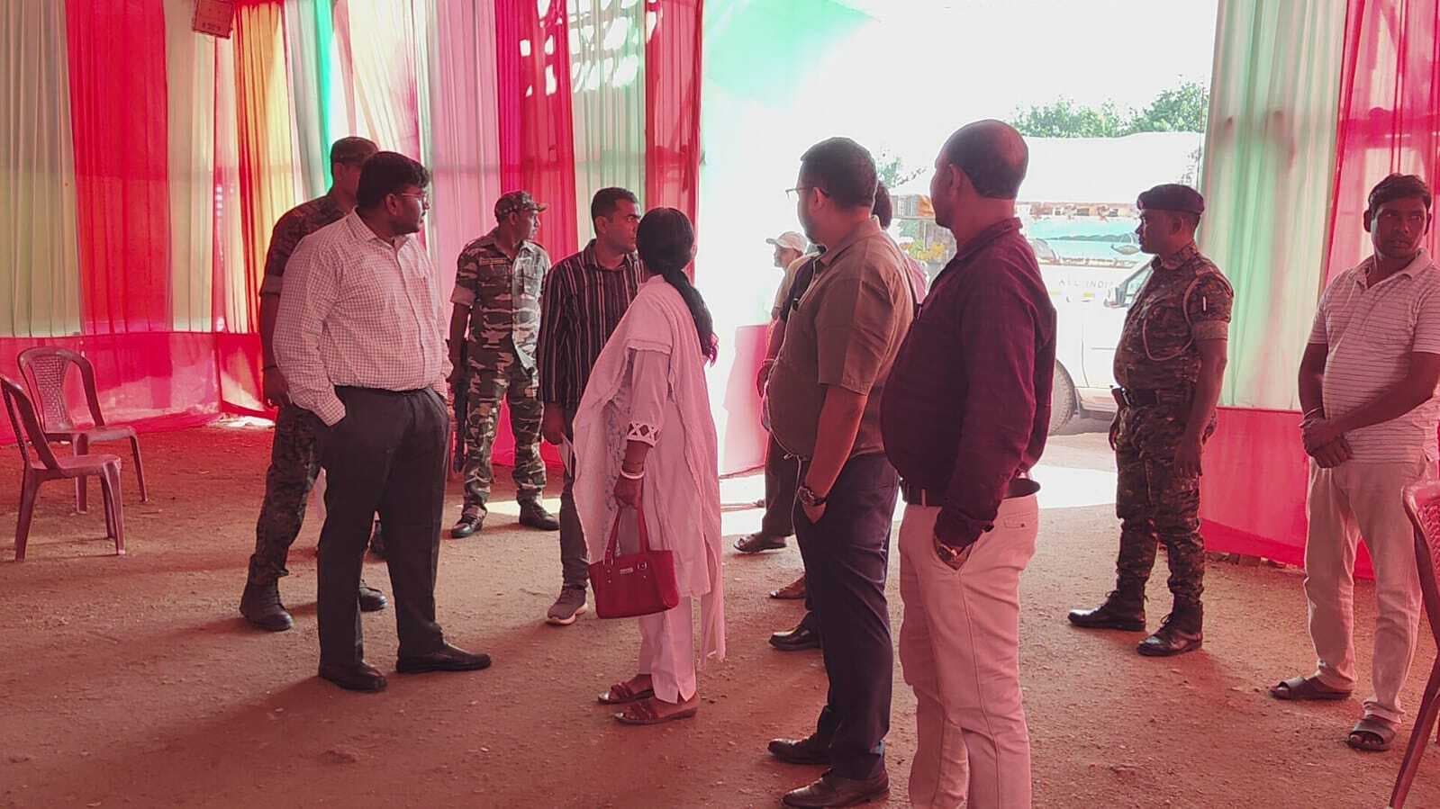 डीसी ने कुंडहित में पूजा पंडाल का किया निरीक्षण