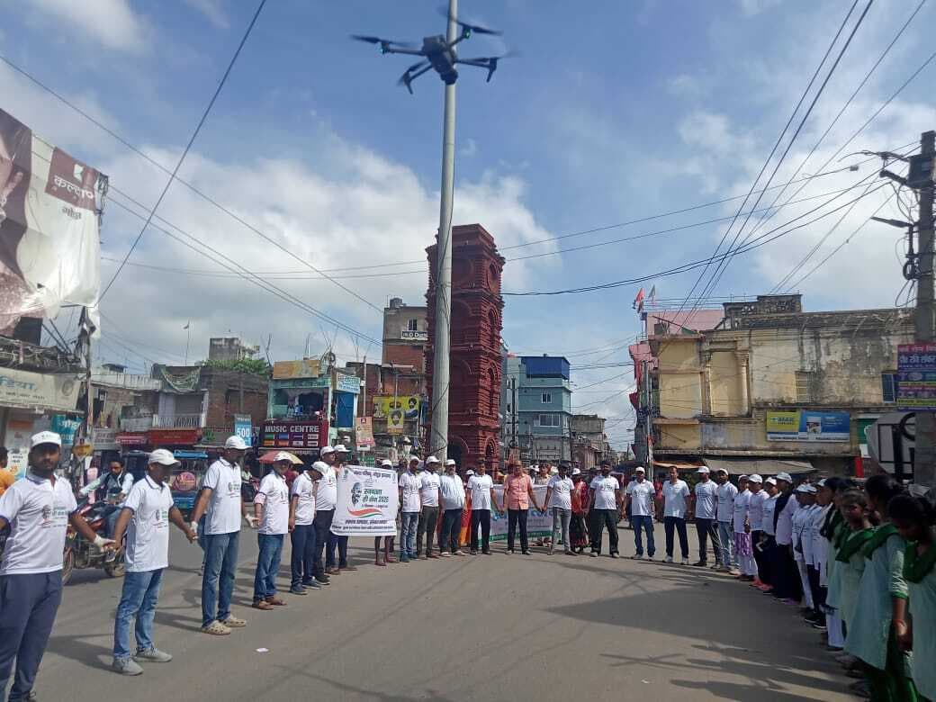 स्वच्छता ही सेवा कार्यक्रम के तहत बच्चों ने बनायी मानव श्रृंखला