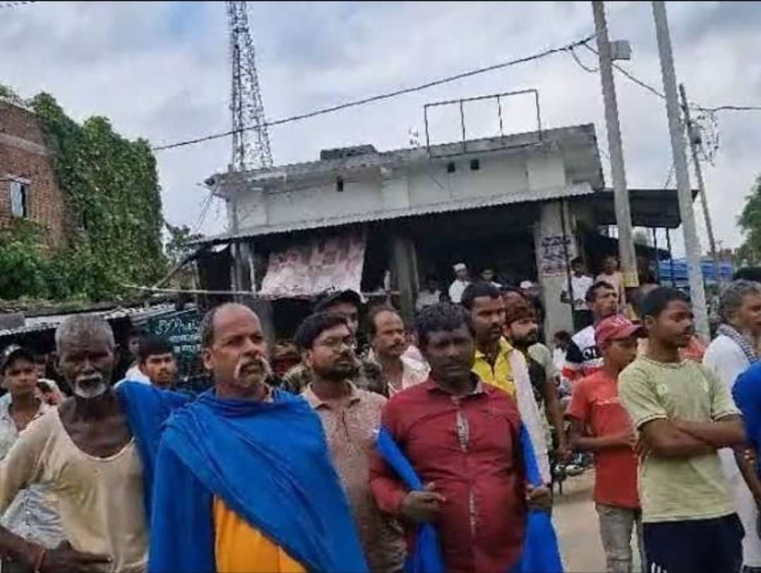 ट्रक ड्राइवर ने लगाया मारपीट का आरोप, सड़क जाम कर किया प्रदर्शन