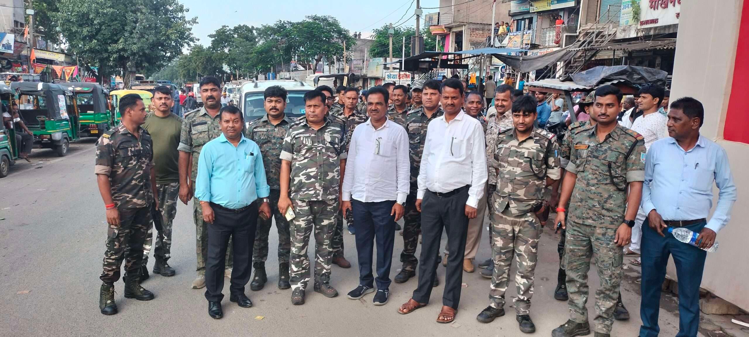 Giridih news: खोरीमहुआ में निकला फ्लैग मार्च