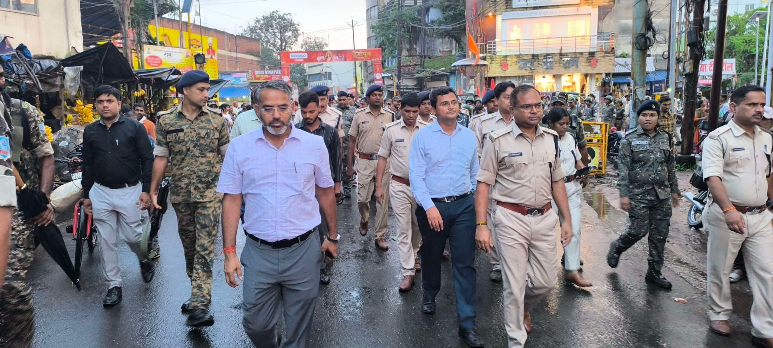 Giridih news: दुर्गापूजा को लेकर पुलिस अलर्ट, निकाला फ्लैग मार्च