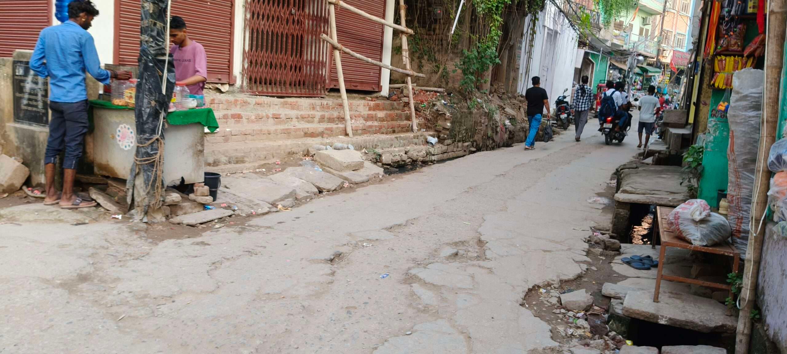 kaimur News : नहीं हुई मरम्मत, टूटी सड़कों से पूजा पंडाल घूमेंगे शहर के लोग