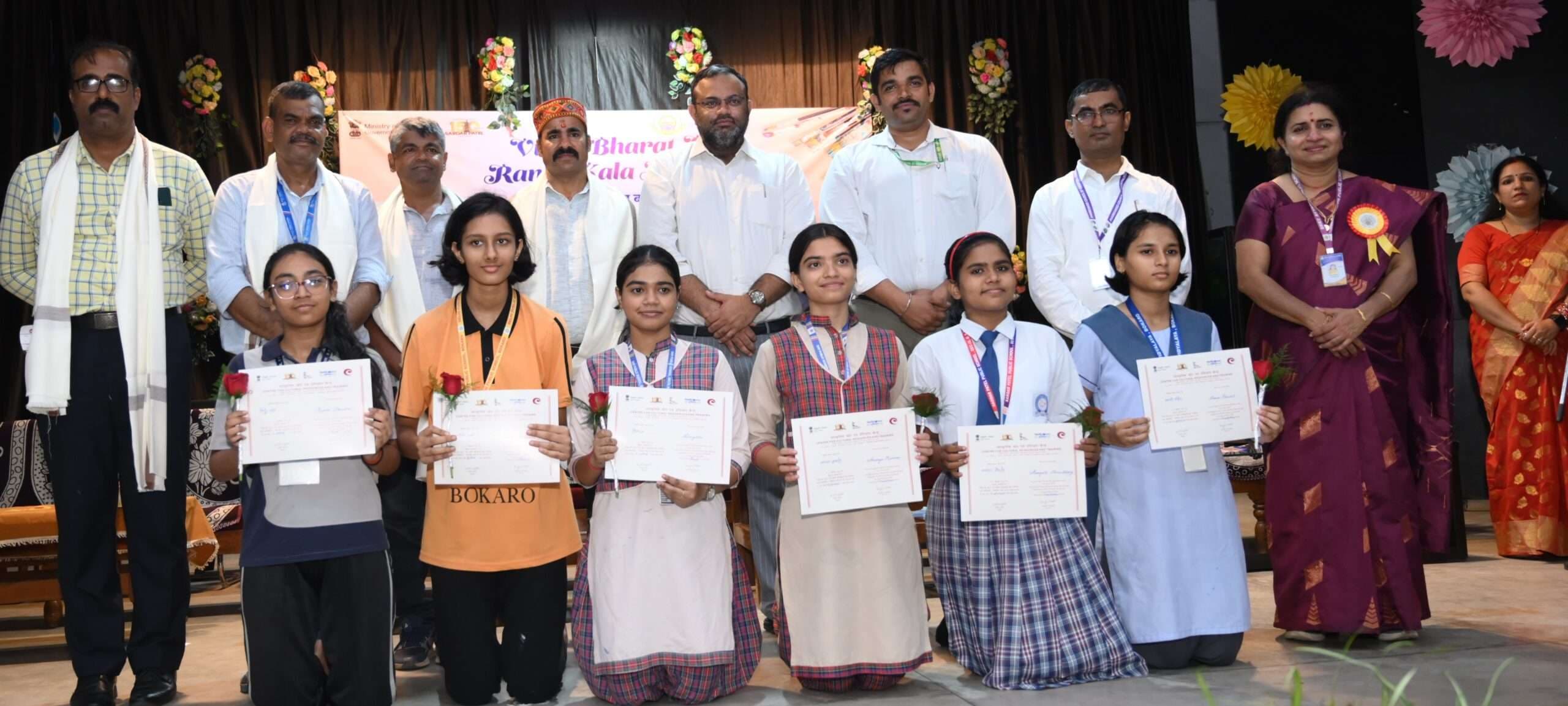 Bokaro News : विद्यार्थियों ने चित्रकारी से दिखायी विकसित भारत की झलक