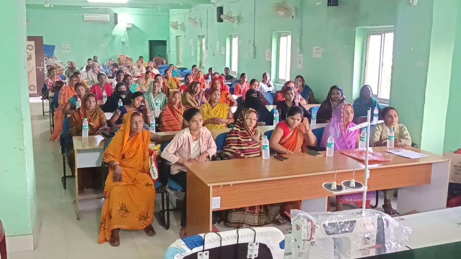 15 महिलाओं के बीच हुआ सिलाई मशीन का हुआ वितरण