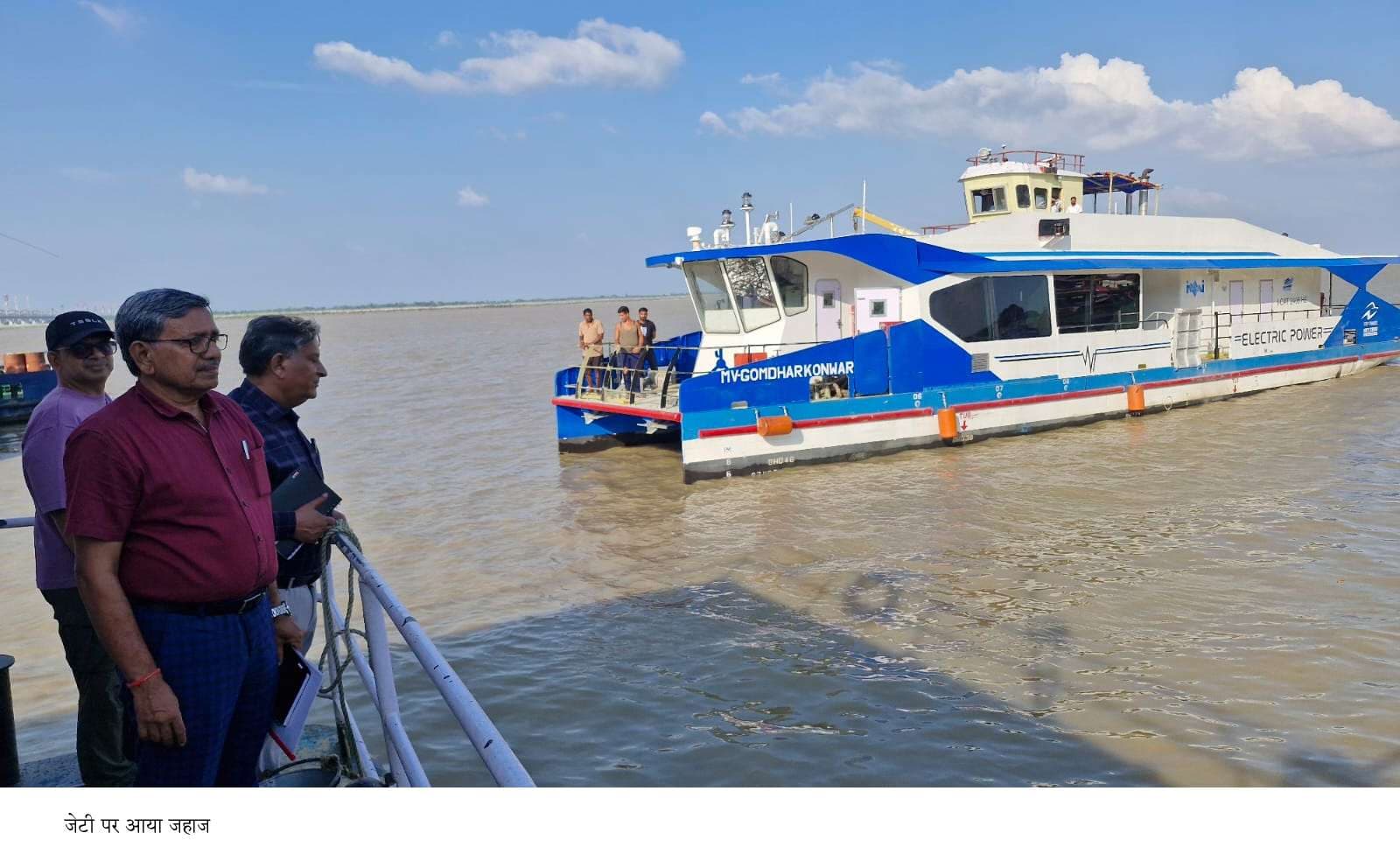 दशहरा से पहले शुरू होगी वाटर मेट्रो, कोलकाता से पहुंचा जहाज