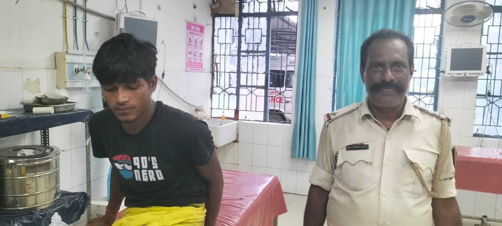 चोर को रंगे हाथ पकड़ लोगों ने की धुनाई, पुलिस को सौंपा