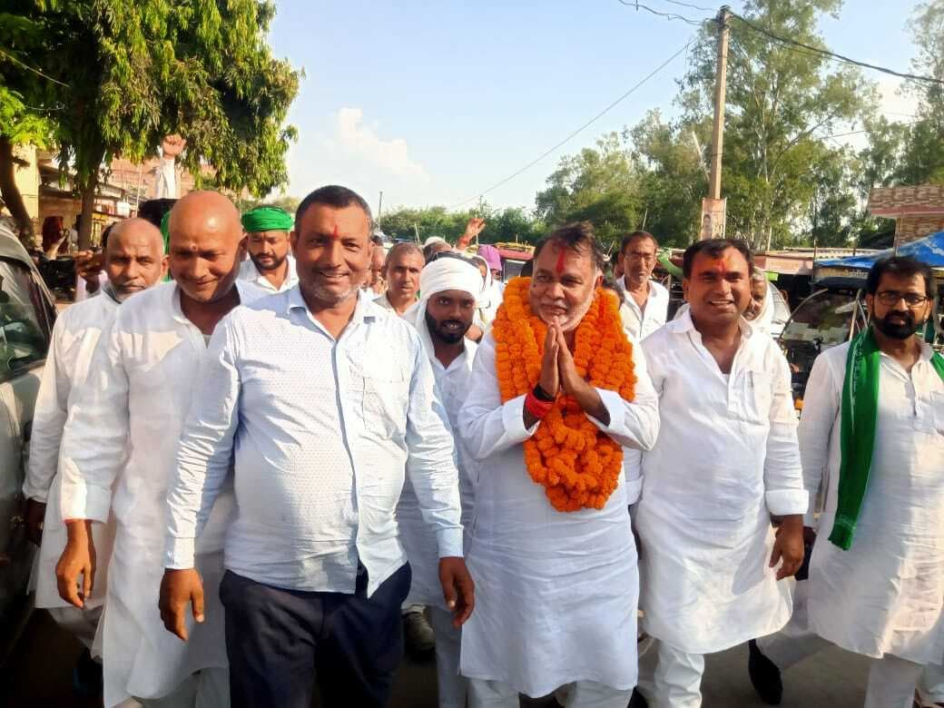 राजद में शामिल होने के बाद चांद बाजार में बृजकिशोर बिंद ने किया जनसंपर्क