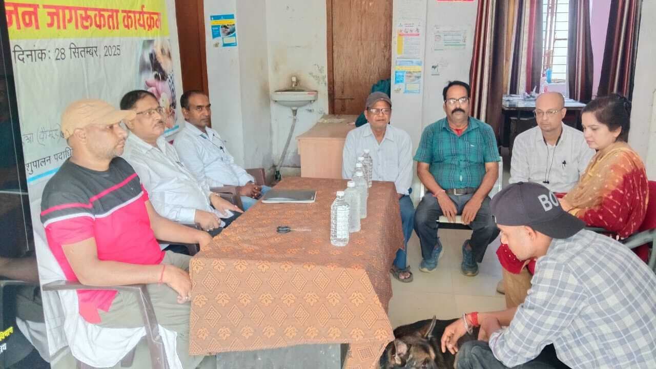 विश्व रैबीज दिवस पर कुत्तों व बिल्लियों को निःशुल्क लगा टीका