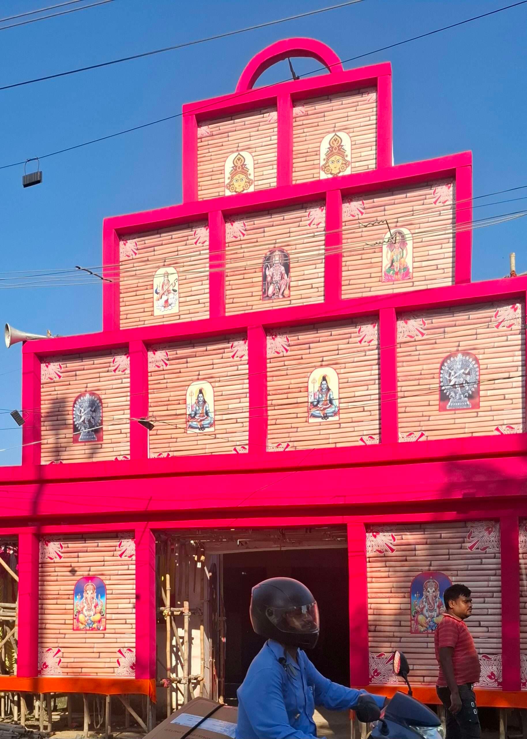 आकर्षण का केंद्र है असम कला की तर्ज पर रामबाग में बना बांस-बत्तियों से बना पूजन पंडाल