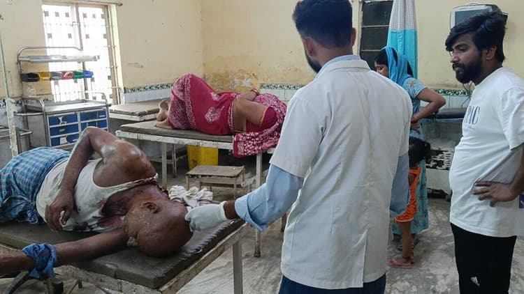 आपसी विवाद में फरसे से हमला, पति-पत्नी गंभीर रूप से घायल