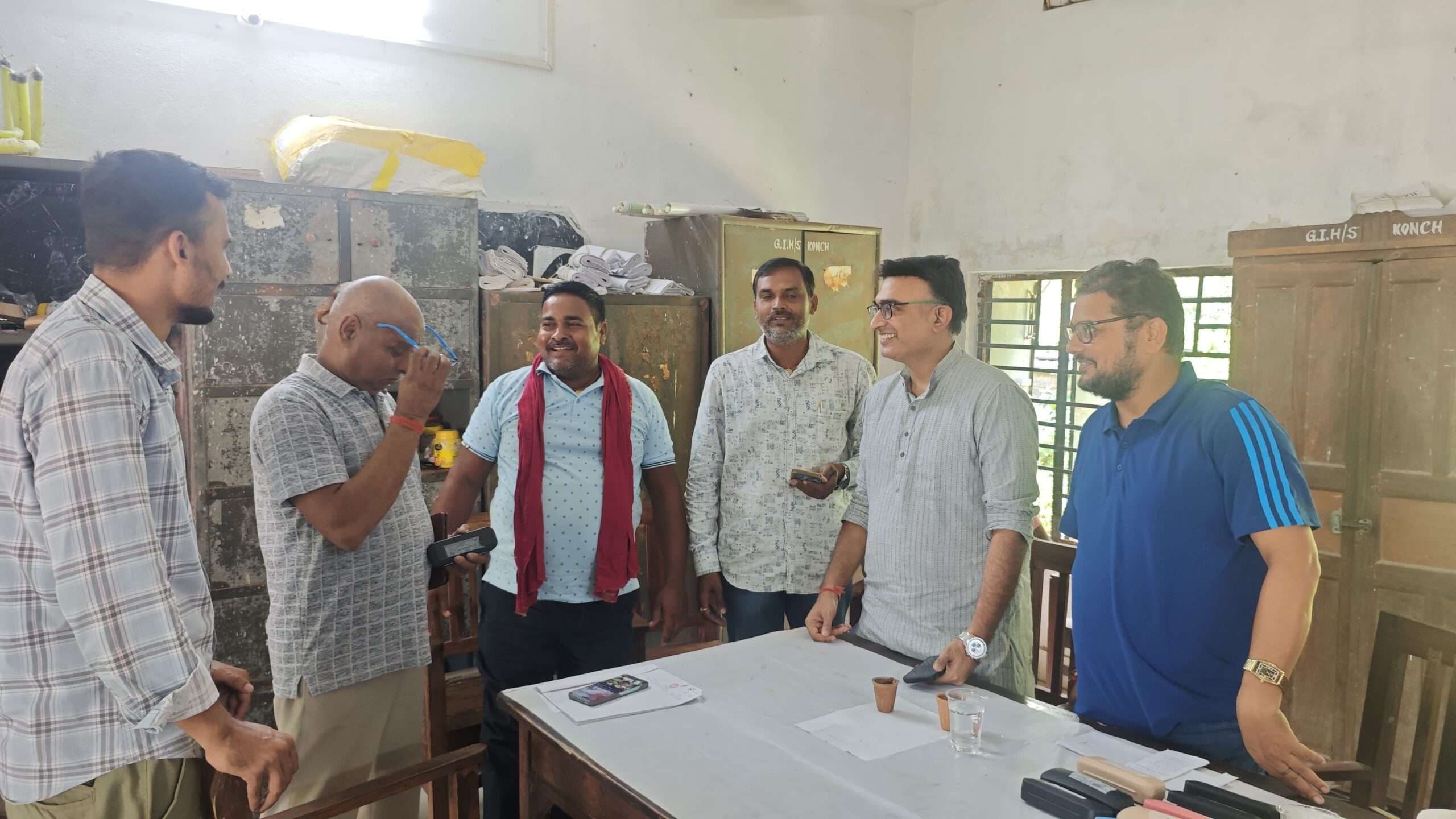 100 लोगों के बीच नि:शुल्क बांटे गये चश्मे