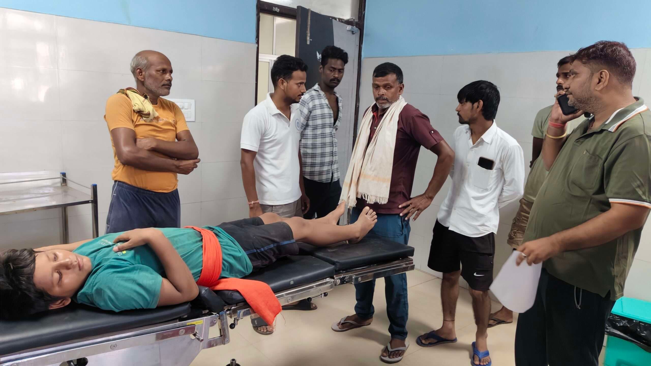 सड़क हादसे में बाइक सवार दो दोस्त जख्मी, एक रेफर