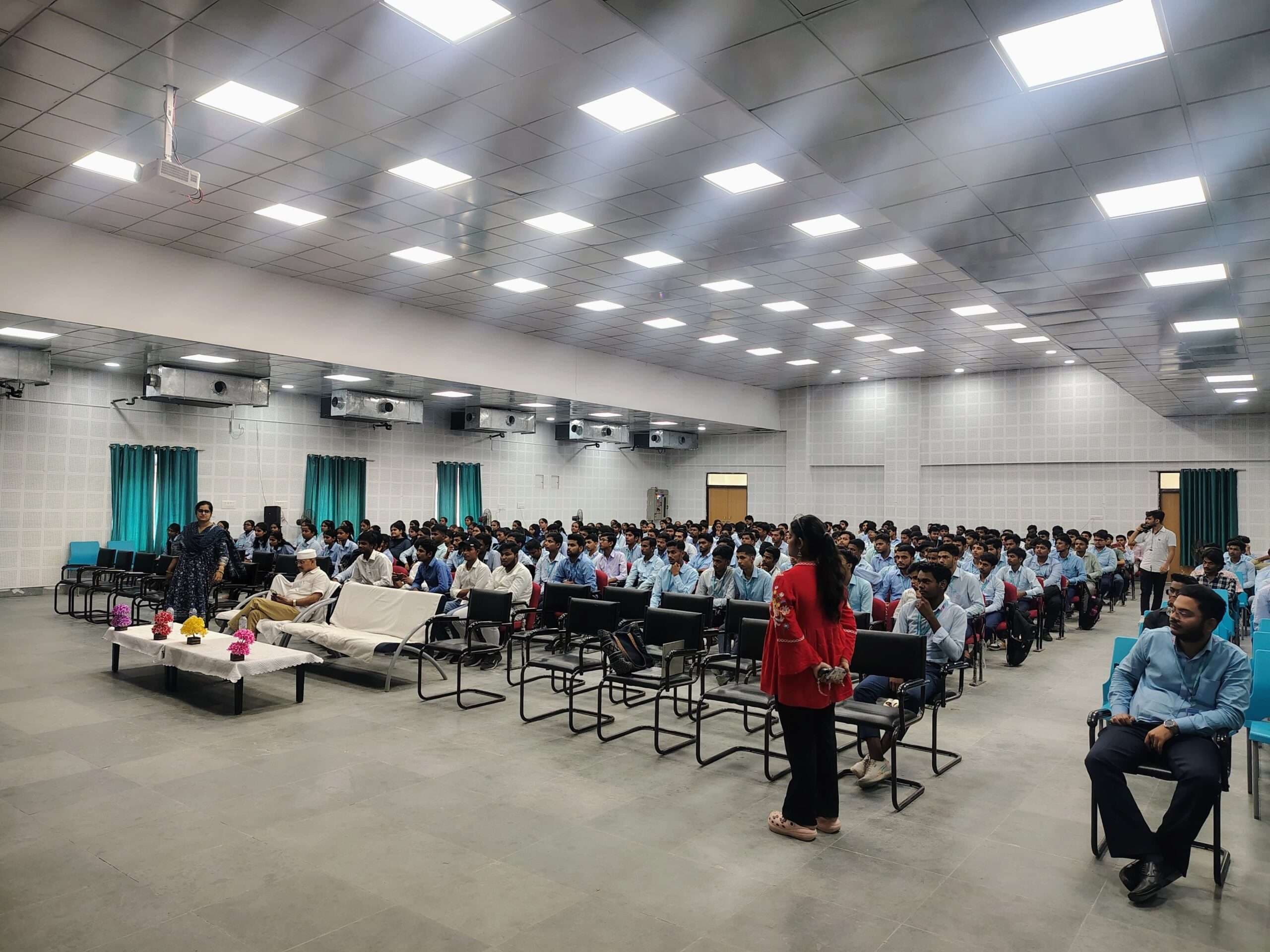 hajipur news. छात्र-छात्राओं को दी शैक्षणिक सामग्री पोर्टल की जानकारी