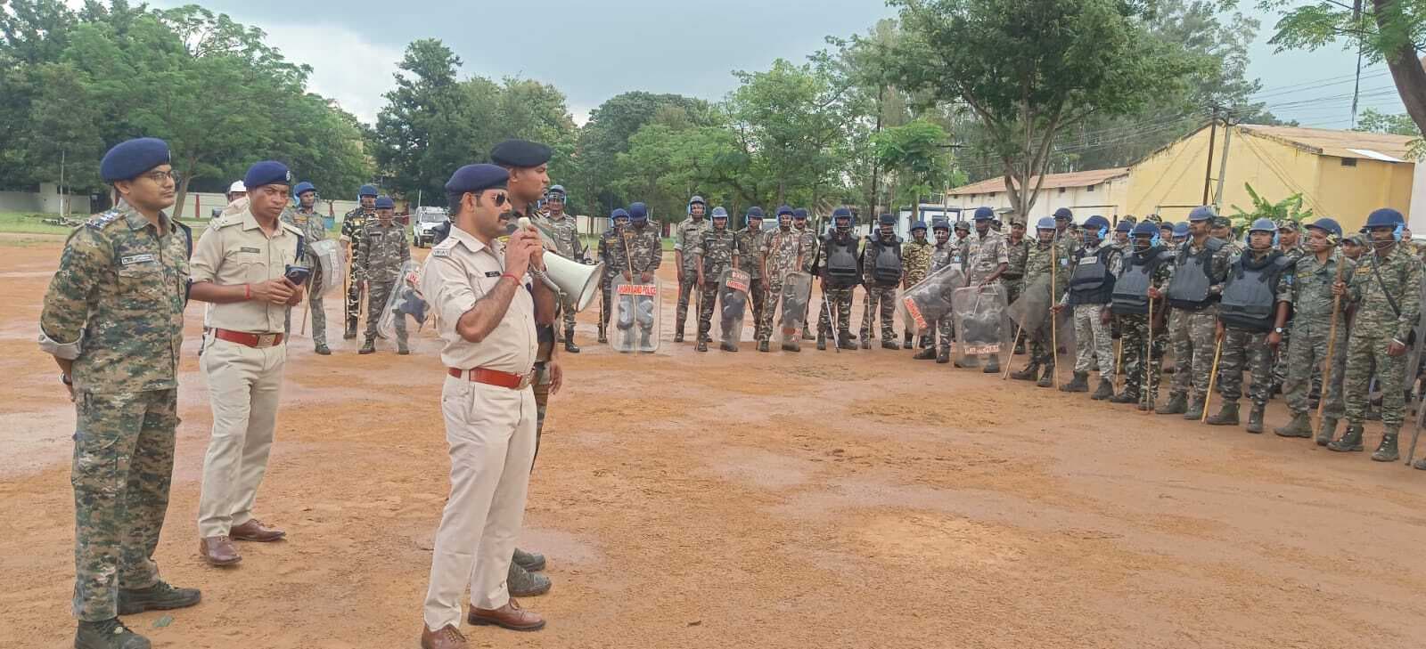 पुलिस ने किया मॉक ड्रिल, शहर में फ्लैग मार्च कर की अपील