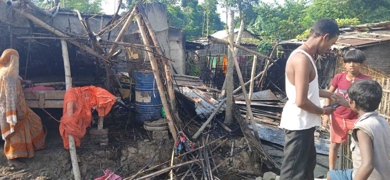 खाने बनाने के दौरान आग लगने एक परिवार का दो झोंपड़ी जलकर ख़ाक