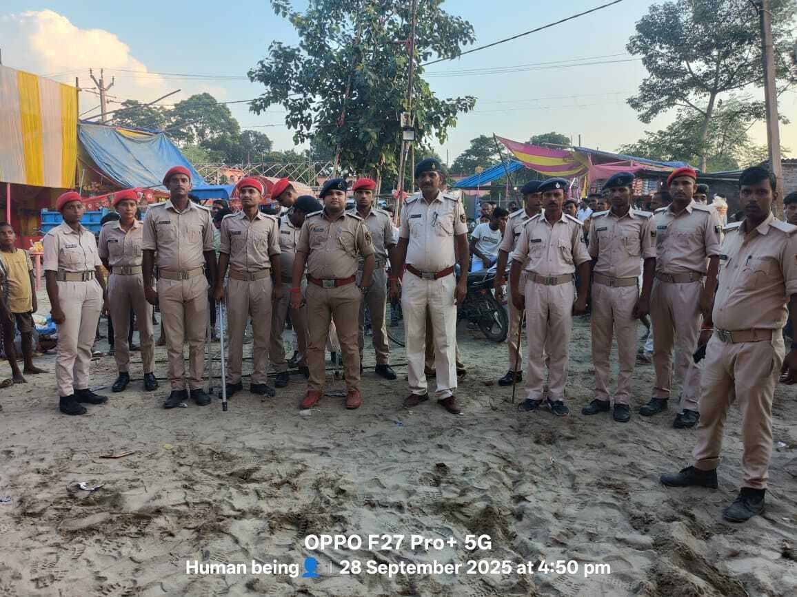 मिठाई में दुर्गा पूजा को लेकर पुलिस ने किया फ्लैग मार्च