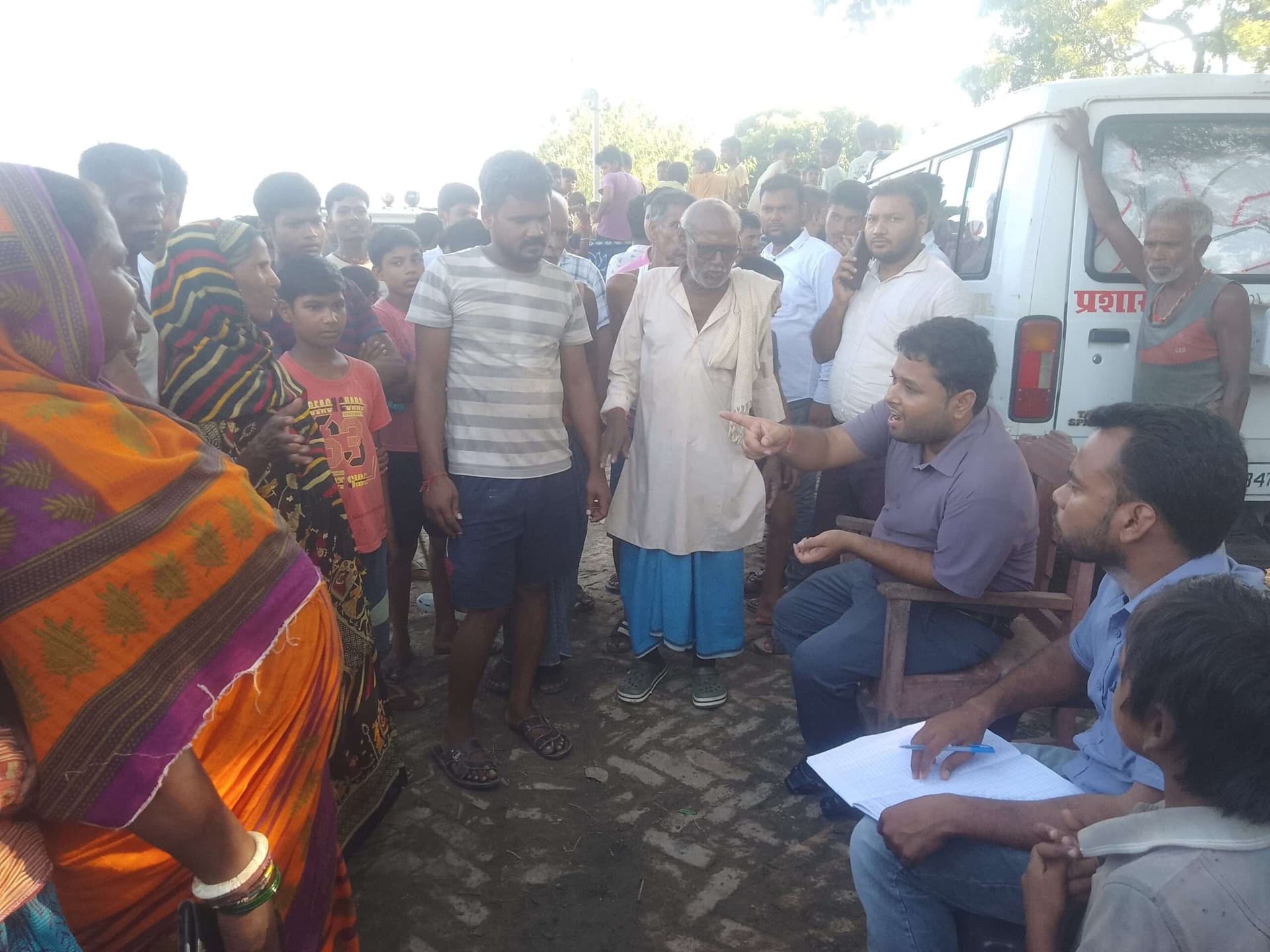 बाढ़ प्रभावित लोगों में राहत सामग्री वितरण