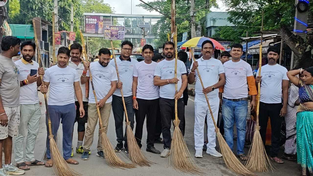 चेंबर ऑफ कॉमर्स ने शहर में चलाया स्वच्छता अभियान