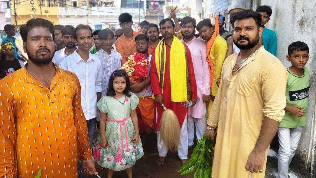 मुंगरौरा चौक मंदिर की प्रतिमा का कलश भ्रमण के साथ खुला पट