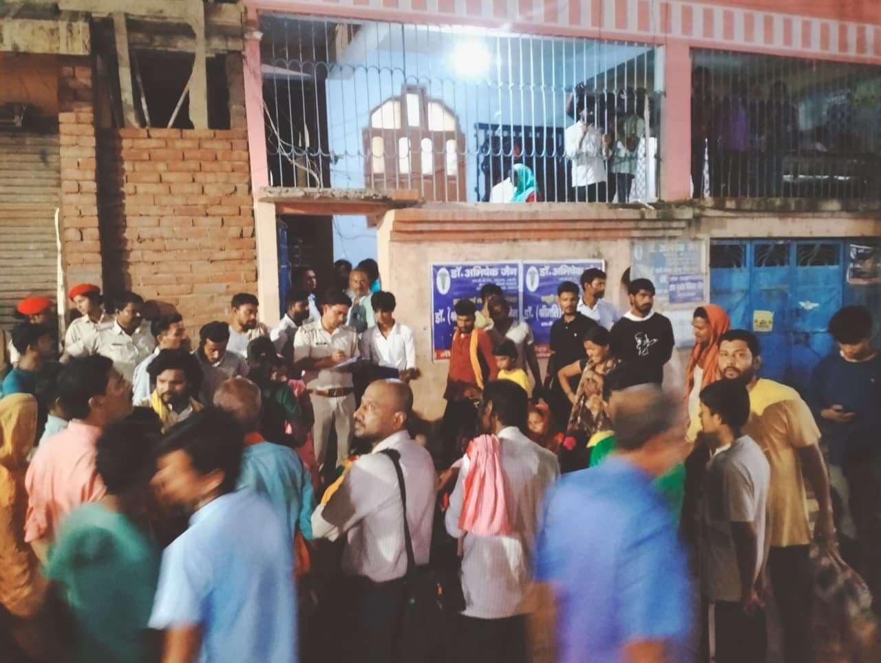 प्रसूता की मौत बाद डॉक्टर के क्लिनिक के आगे शव रखकर परिजनों ने किया हंगामा, जांच में जुटी पुलिस