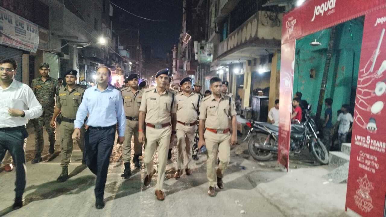 पुलिस टीम के साथ सड़क पर उतरे डीएम व एसएसपी