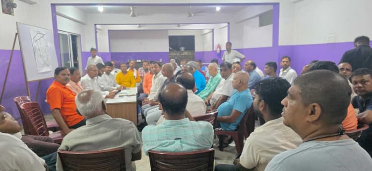 अंडर पास की मांग को लेकर स्थानीय लोगों ने खोला मोर्चा