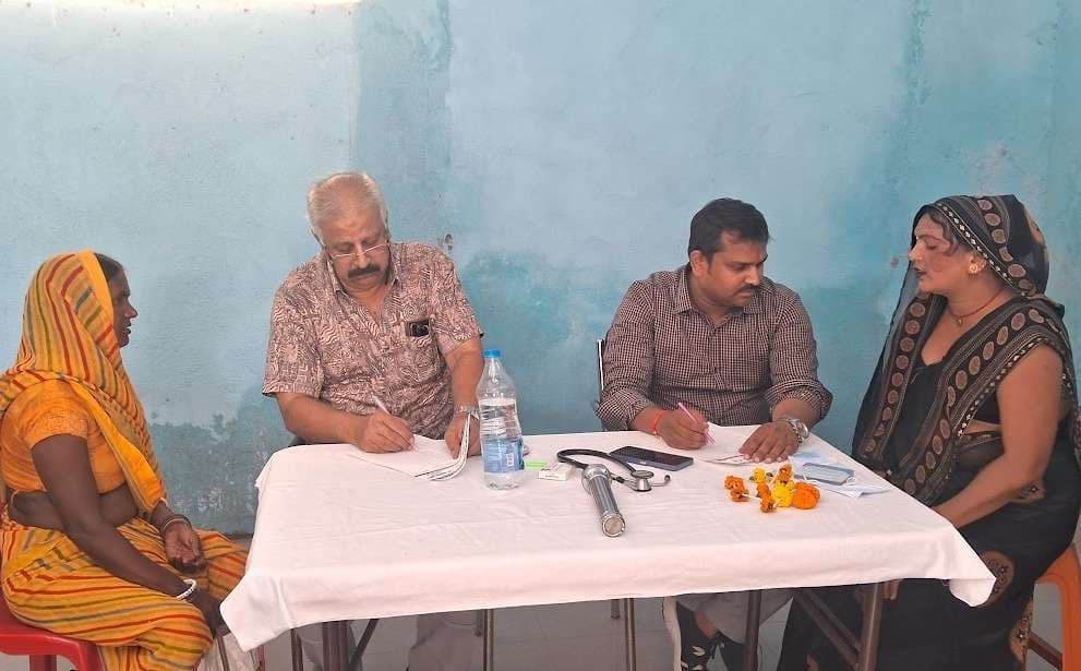 देव में मुफ्त चिकित्सा शिविर का 100 से अधिक लोगों ने उठाया लाभ