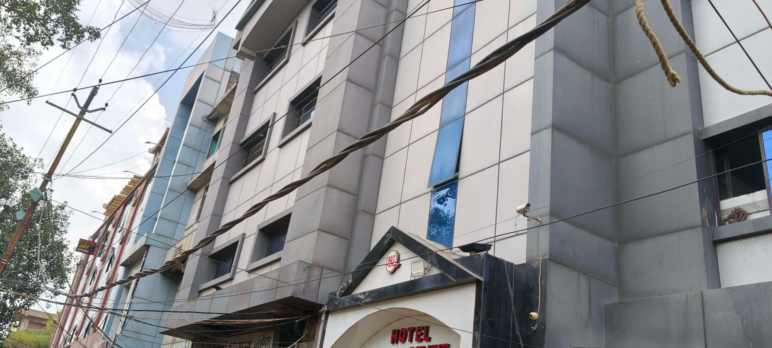 sasaram News : हिदायत के बाद भी शहर के होटलों में फायर सेफ्टी की अनदेखी