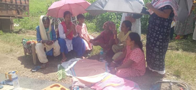 Chaibasa News : तेज रफ्तार ट्रक ने ली मासूम की जान, ग्रामीणों ने किया सड़क जाम