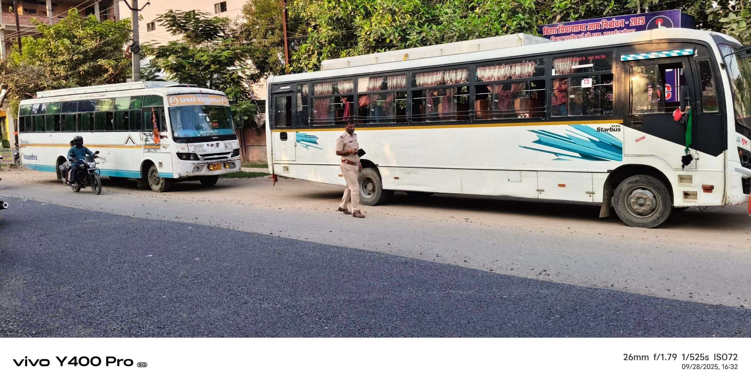 Madhubani News : स्टेशन चौक पर ट्रैफिक पुलिस ने किया दो बस जब्त की