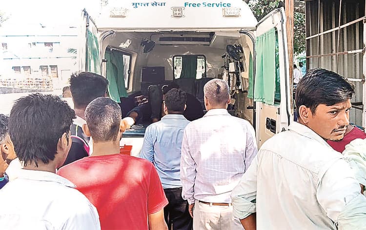 Gopalganj News : दो बाइकों की टक्कर में छोटे भाई की गयी जान, बड़े की हालत गंभीर