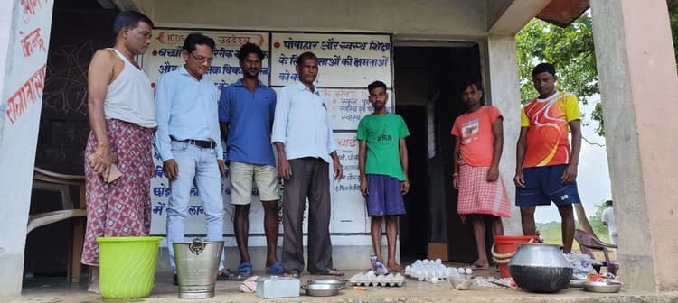 East Singhbhum News : बदमाशों ने केंद्र में भात-अंडा बना कर खाया, जलता गैस छोड़ कर भागे
