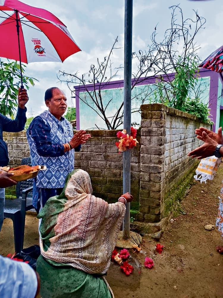 Rourkela News: टांगरपाली की काते बस्ती में सड़क निर्माण शुरू, सौर ऊर्जा से प्रकाश व्यवस्था का उद्घाटन