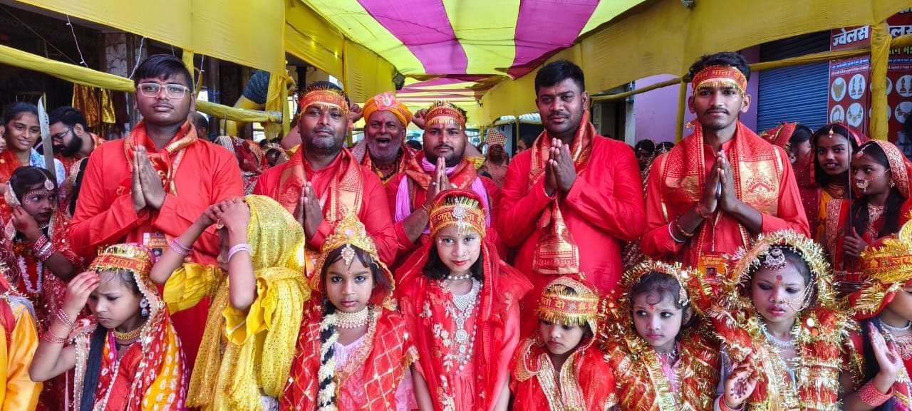 Motihari: डोली यात्रा के साथ मां दुर्गा का लाया गया आसन