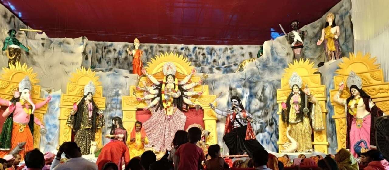 Motihari: पूजा पंडालों में नवपत्रिका प्रवेश के साथ हुई मूर्तियों की प्रतिष्ठा