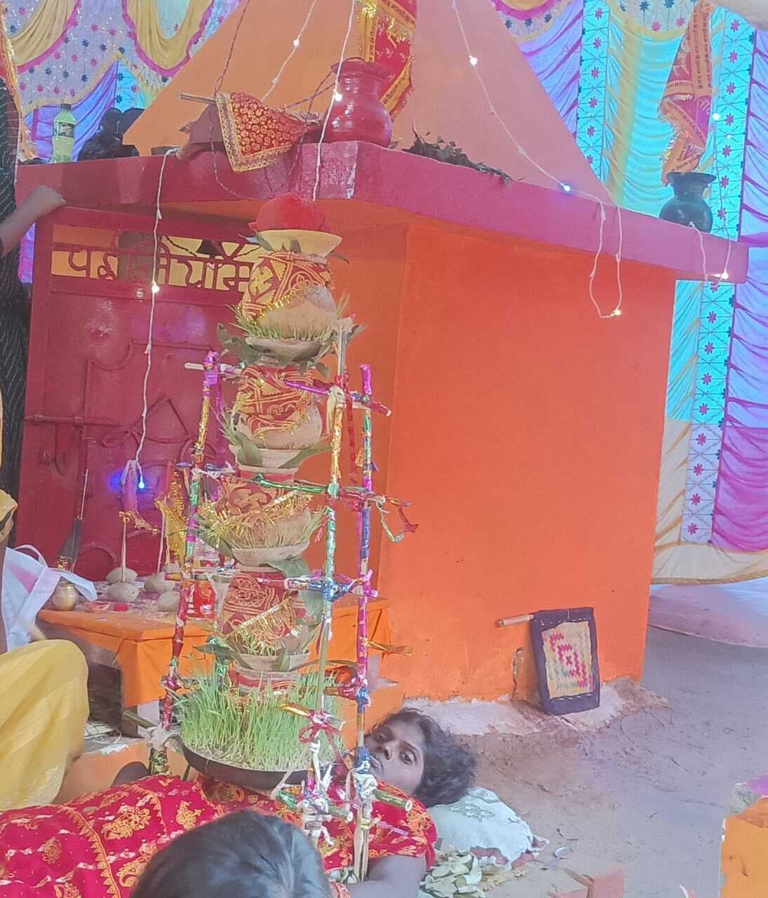 Motihari: छाती पर कलश रख पूजा करती साधिका लालसा देवी