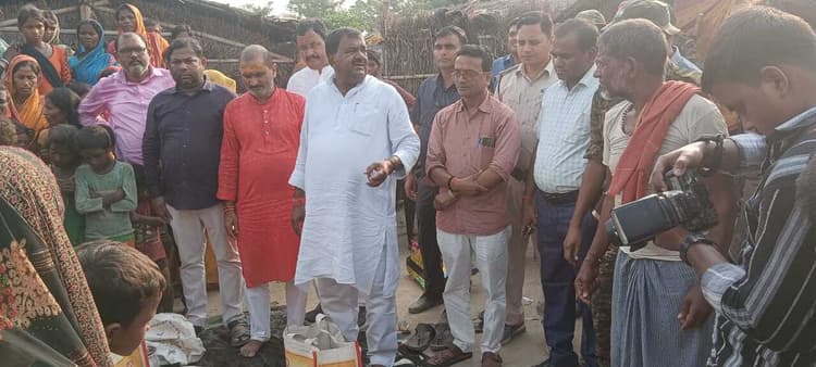 Motihari: आग लगने से आठ बकरी सहित लाखों की संपत्ति राख