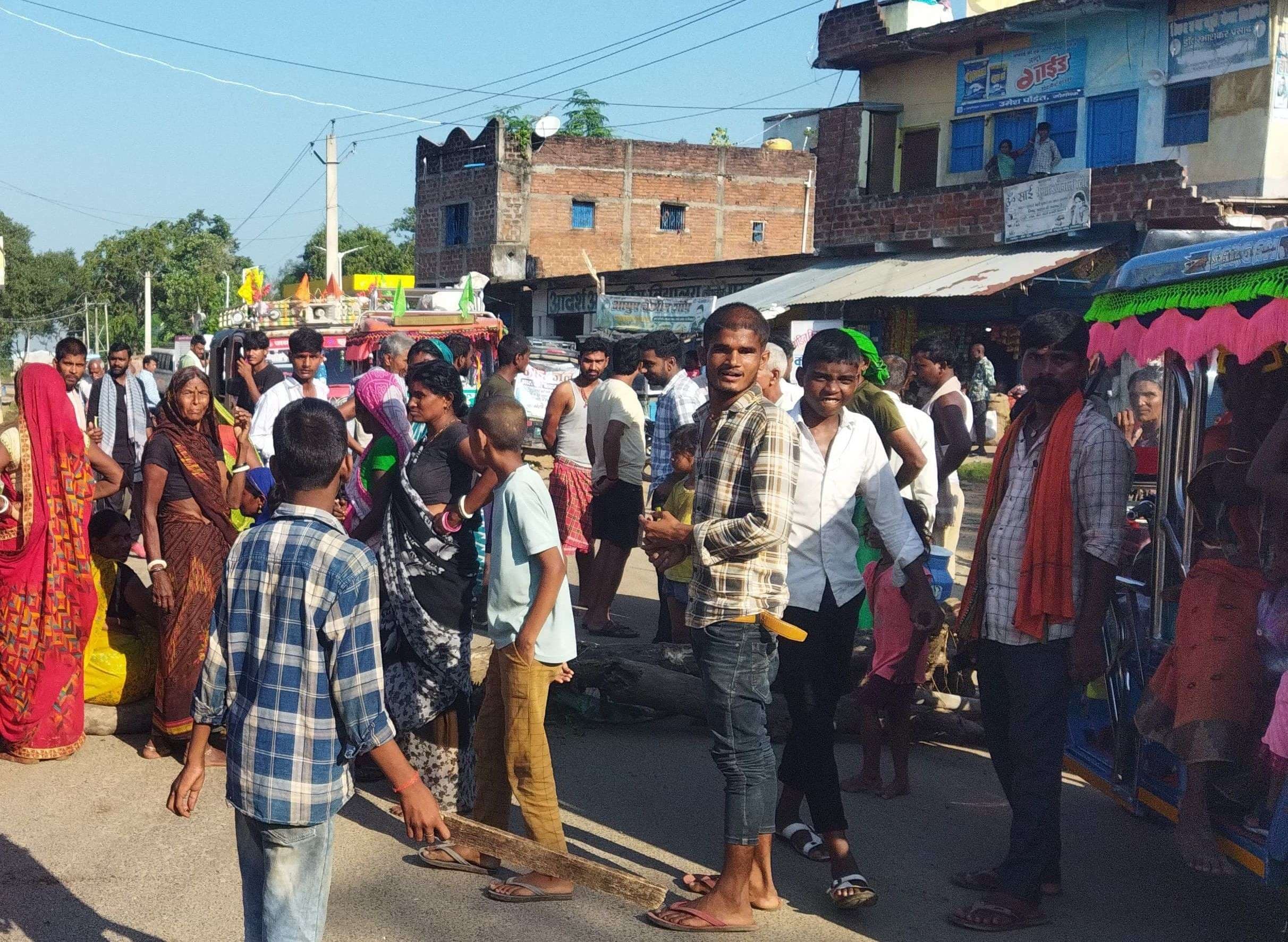 बिजली व जलापूर्ति ठप रहने पर ग्रामीणों ने जाम की सड़क