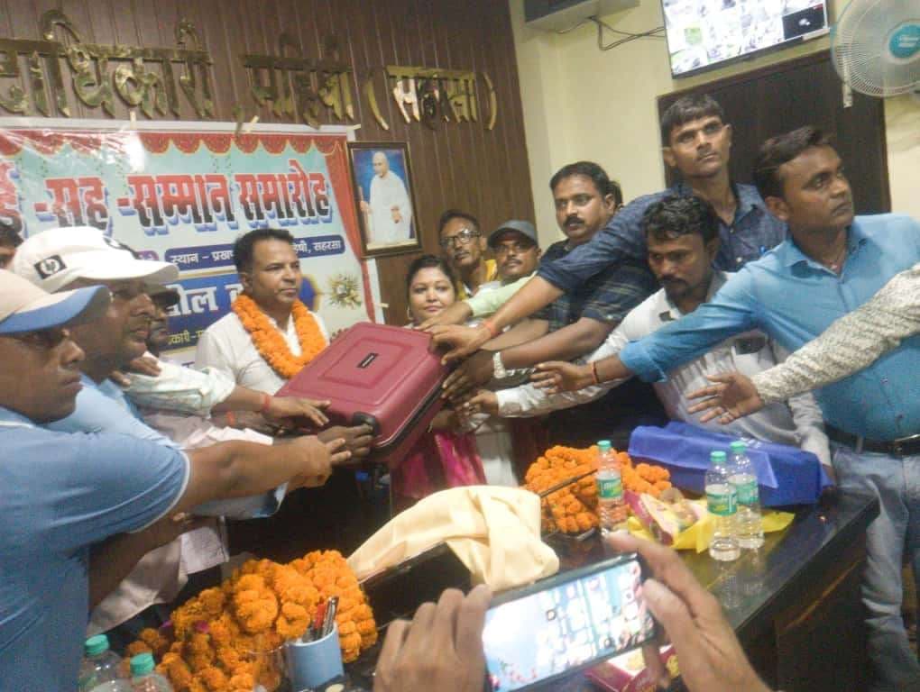 जनप्रतिनिधियों व कर्मियों ने बीडीओ को दी विदाई