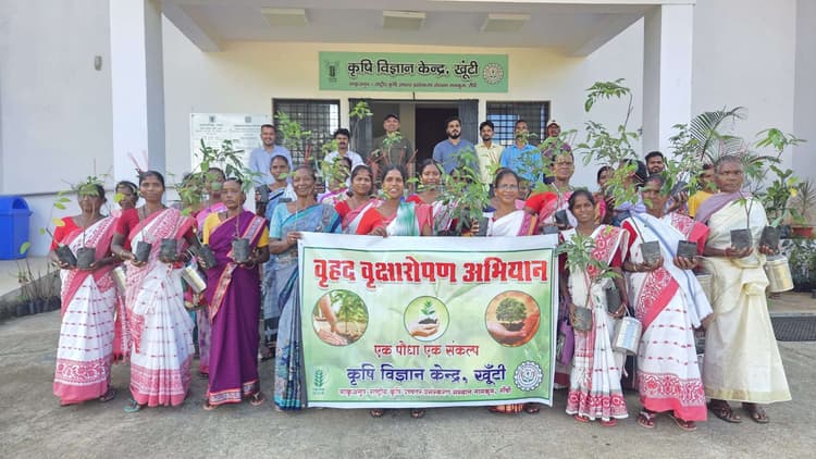 सफाइकर्मी व किसानों को सम्मानित किया गया