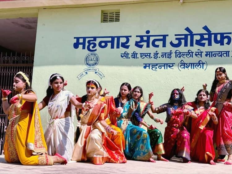 hajipur news. छात्राओं ने निकाली मां दुर्गा के नौ रूपों की झांकी