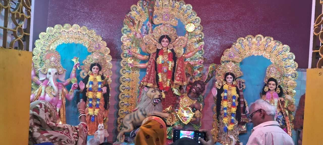 चितरा: पूजा पंडालों का पट खुलते ही मां के दर्शन को उमड़े भक्त