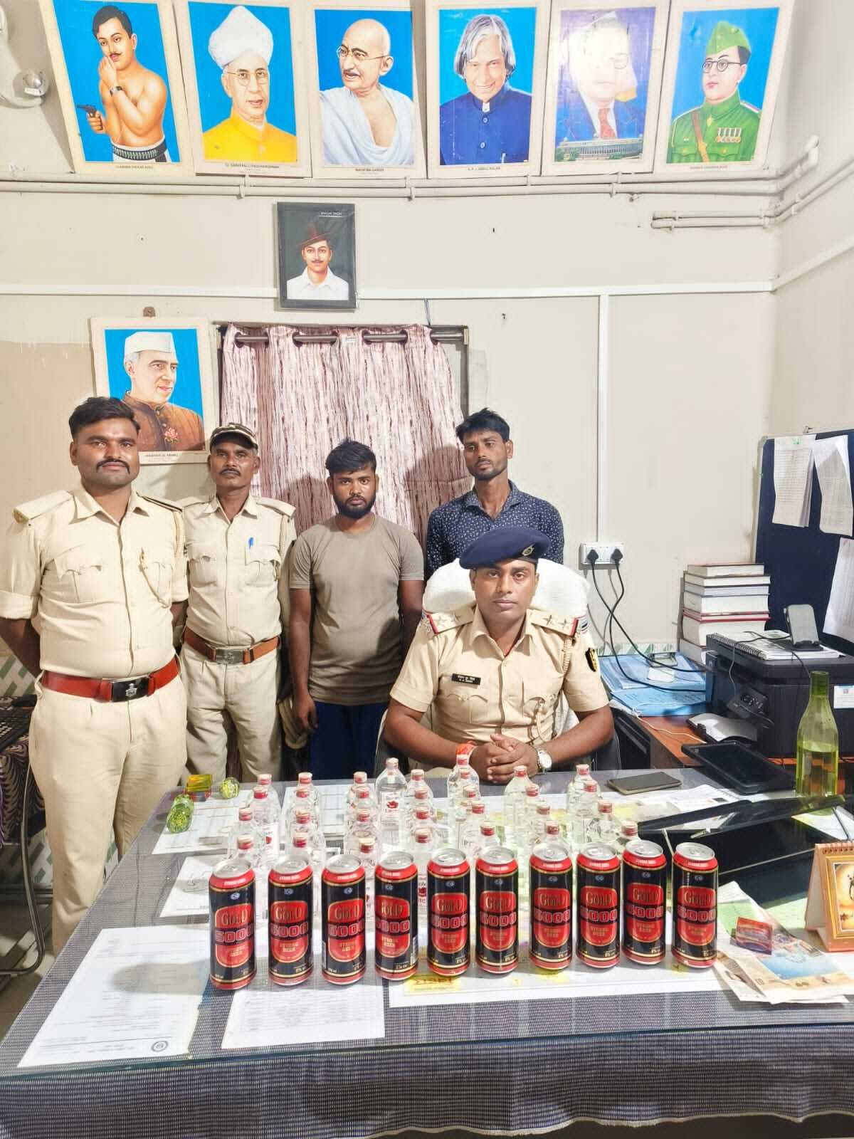 30 बोतल शराब व 10 बोतल बियर के साथ दो गिरफ्तार