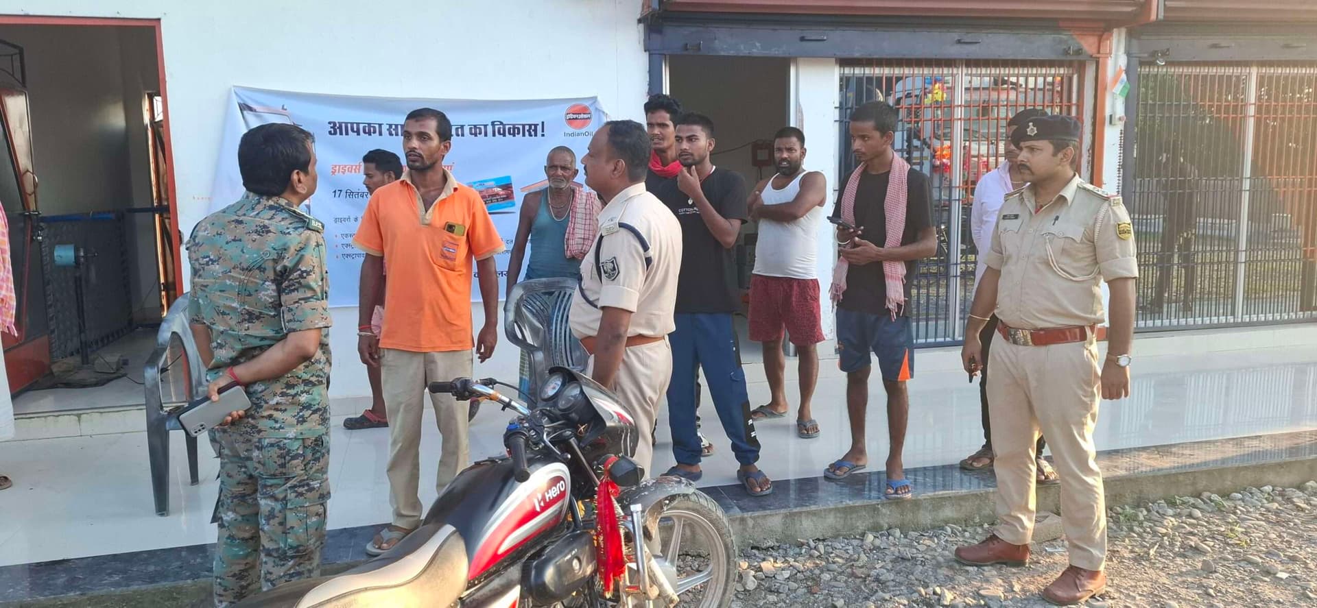पेट्रोल पंप पर तेल डलवाकर, हथियार का भय दिखाकर भाग निकला अपराधी
