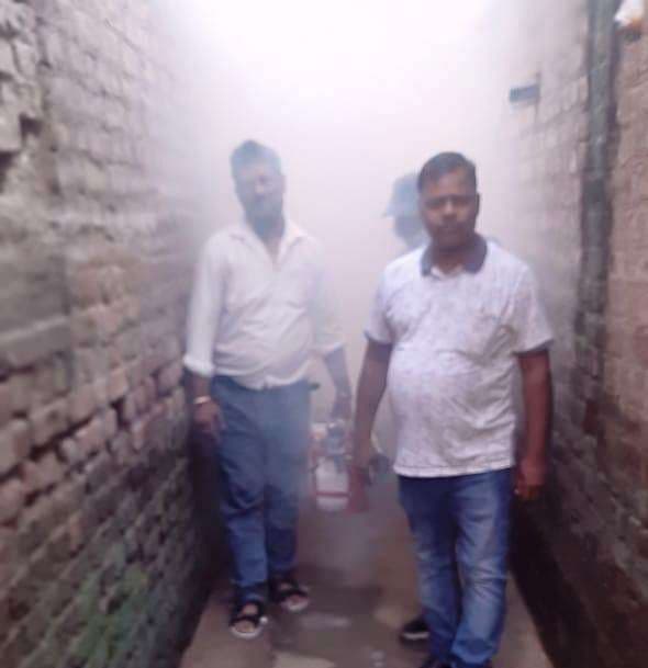 डेंगू पीड़ित मरीज के क्षेत्र में कराया फॉगिंग व एंटी लार्वा छिड़काव