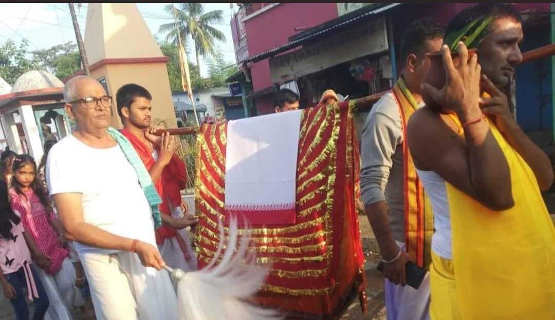 करौं : पूजा पंडालों में मां दुर्गा की आराधना में लीन रहे भक्त