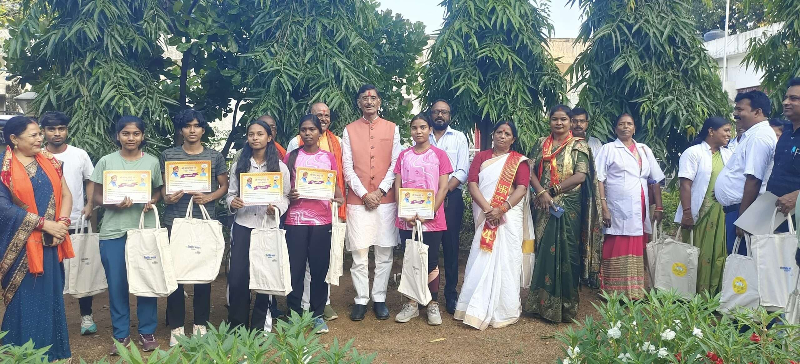 रक्षा राज्यमंत्री ने लोगों को सम्मानित किया