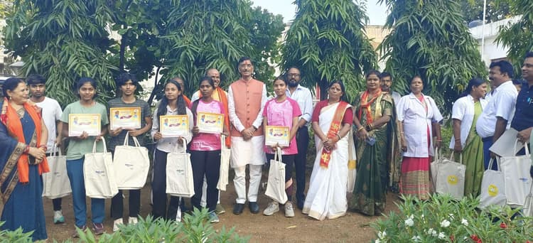 रक्षा राज्यमंत्री ने लोगों को सम्मानित किया